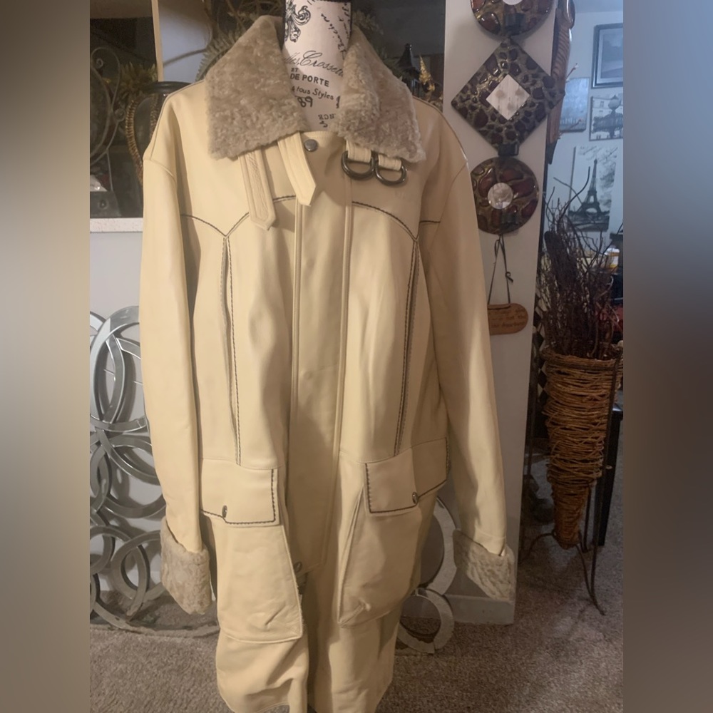 Male DAVOUCCI Buttercream leather trench coat. Big pockets  shearling fur.